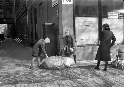 400125 Afbeelding van twee jongens bij de steen aan de ketting (De Gesloten Steen) bij het huis Oudegracht 364 te Utrecht.